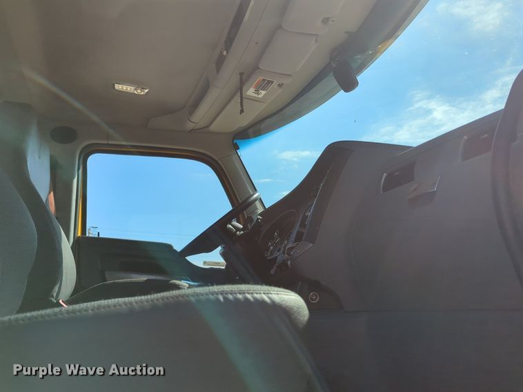 image for item NZ9271 2019 Kenworth T680 semi truck