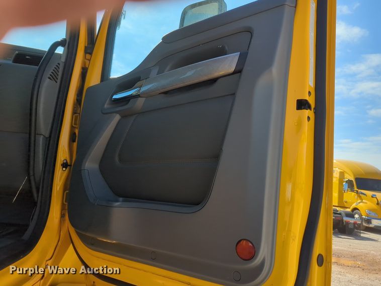 image for item NZ9271 2019 Kenworth T680 semi truck