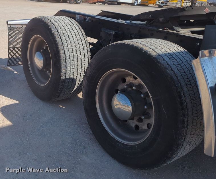 image for item NZ9271 2019 Kenworth T680 semi truck