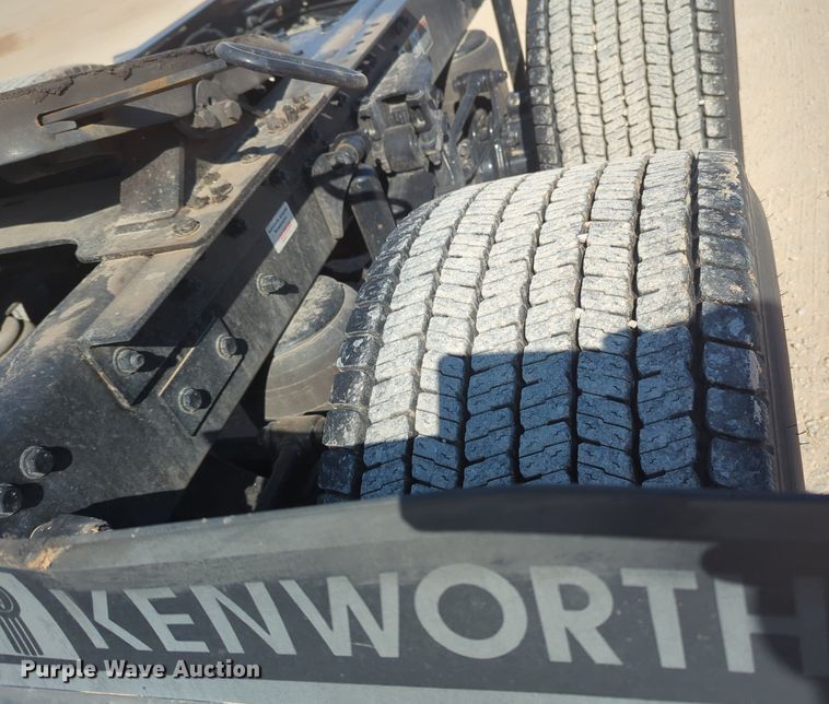 image for item NZ9271 2019 Kenworth T680 semi truck