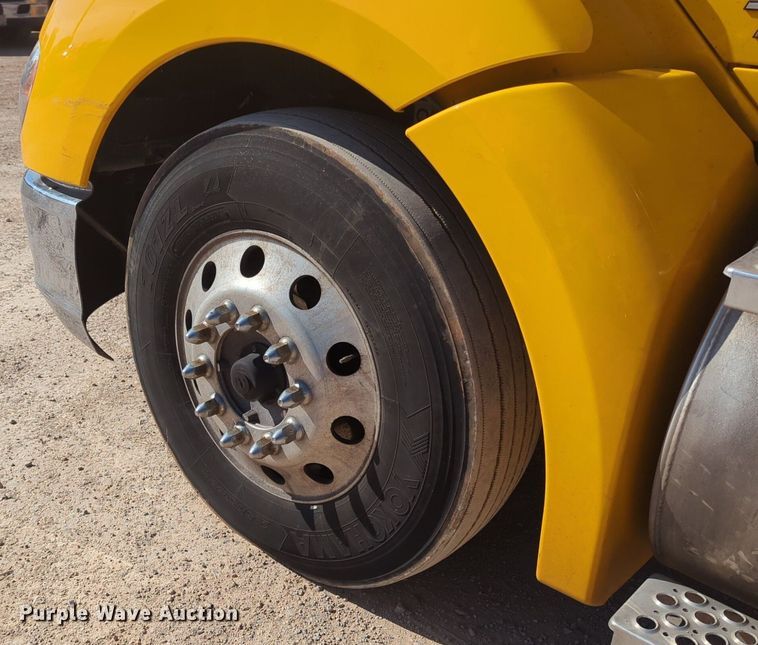 image for item NZ9271 2019 Kenworth T680 semi truck