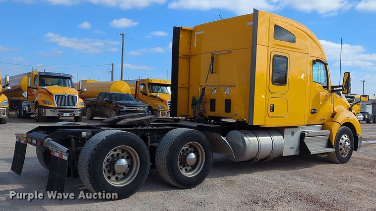image for item NZ9275 2019 Kenworth T680 semi truck