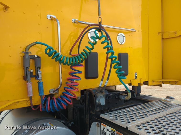 image for item NZ9275 2019 Kenworth T680 semi truck