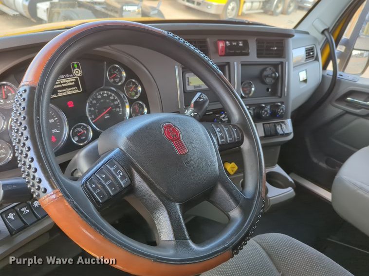 image for item NZ9275 2019 Kenworth T680 semi truck