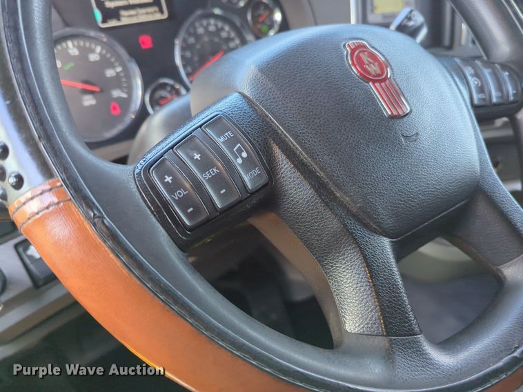 image for item NZ9275 2019 Kenworth T680 semi truck