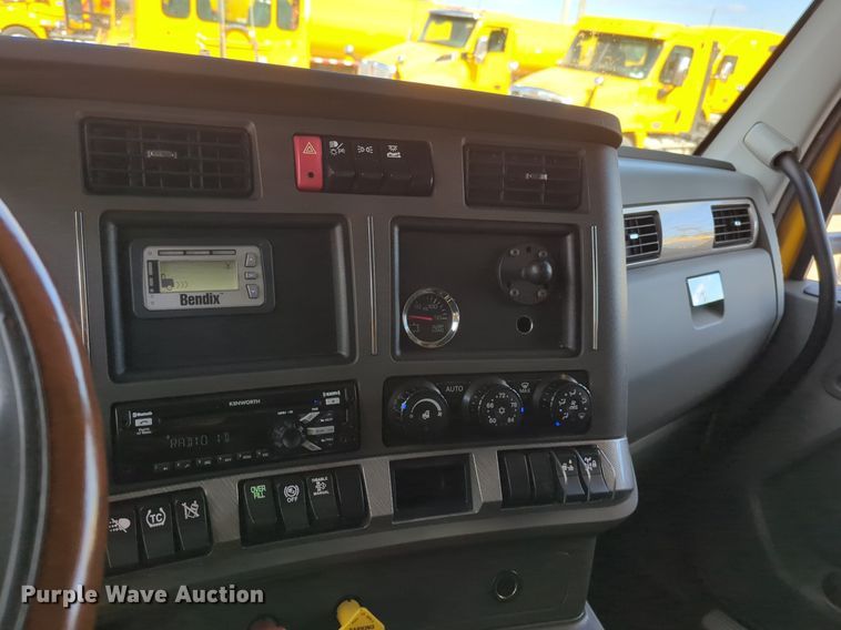 image for item NZ9275 2019 Kenworth T680 semi truck