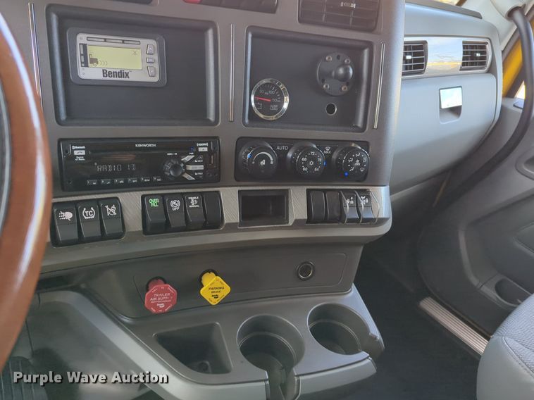 image for item NZ9275 2019 Kenworth T680 semi truck