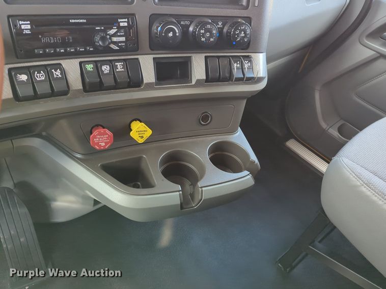 image for item NZ9275 2019 Kenworth T680 semi truck