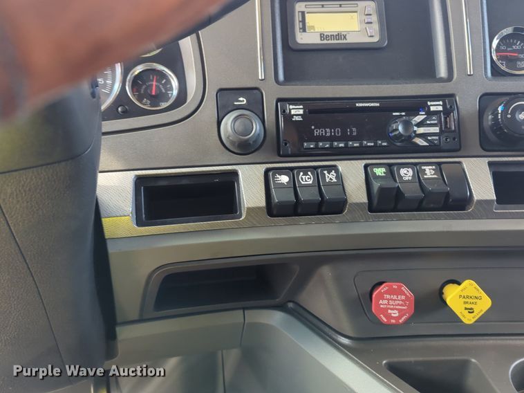 image for item NZ9275 2019 Kenworth T680 semi truck