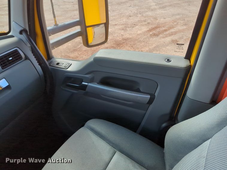 image for item NZ9275 2019 Kenworth T680 semi truck