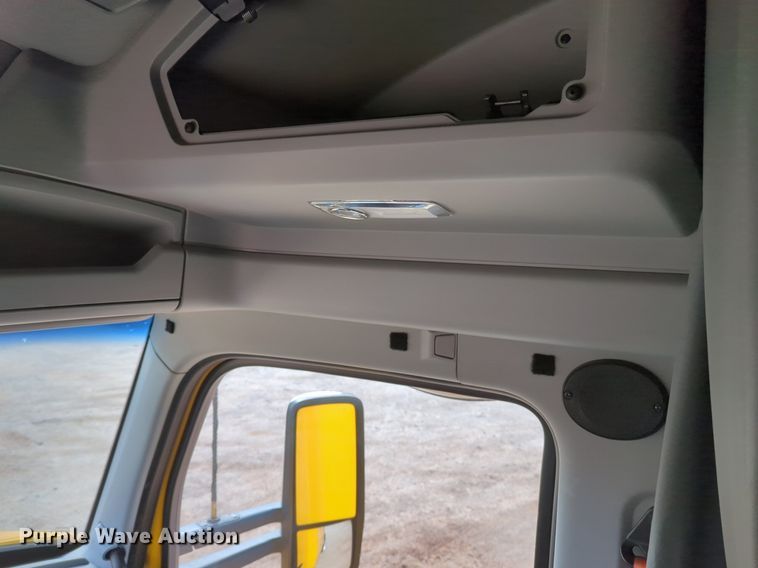 image for item NZ9275 2019 Kenworth T680 semi truck