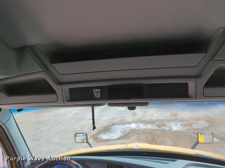 image for item NZ9275 2019 Kenworth T680 semi truck