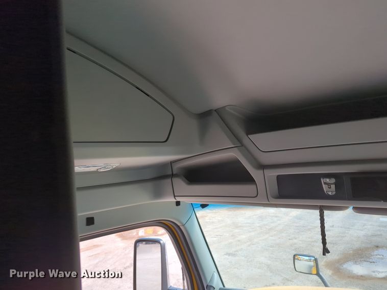 image for item NZ9275 2019 Kenworth T680 semi truck