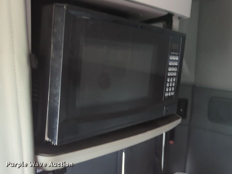 image for item NZ9275 2019 Kenworth T680 semi truck