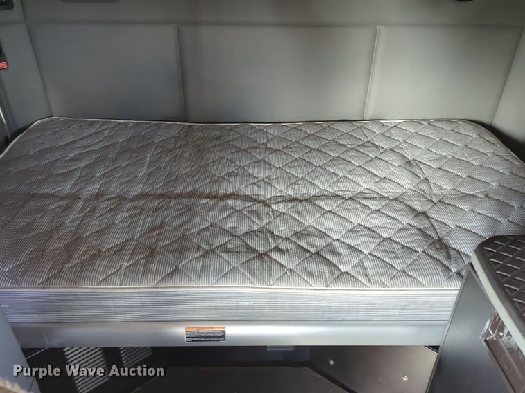 image for item NZ9275 2019 Kenworth T680 semi truck