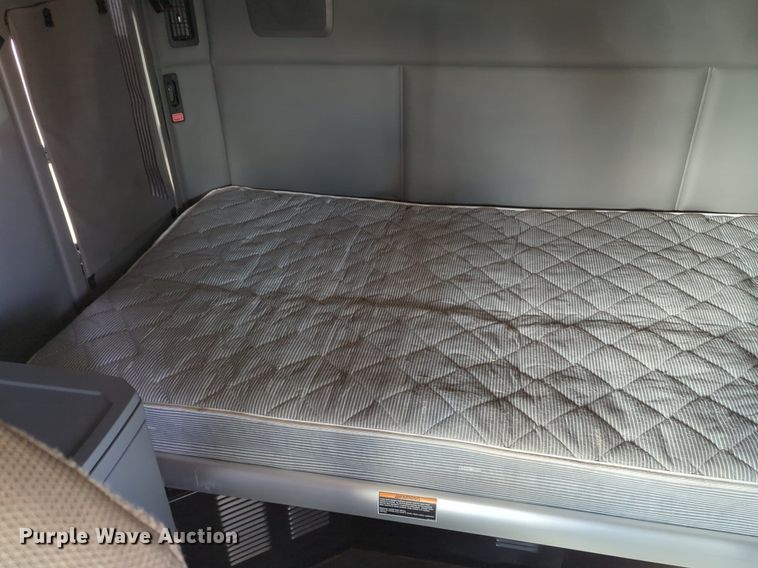 image for item NZ9275 2019 Kenworth T680 semi truck