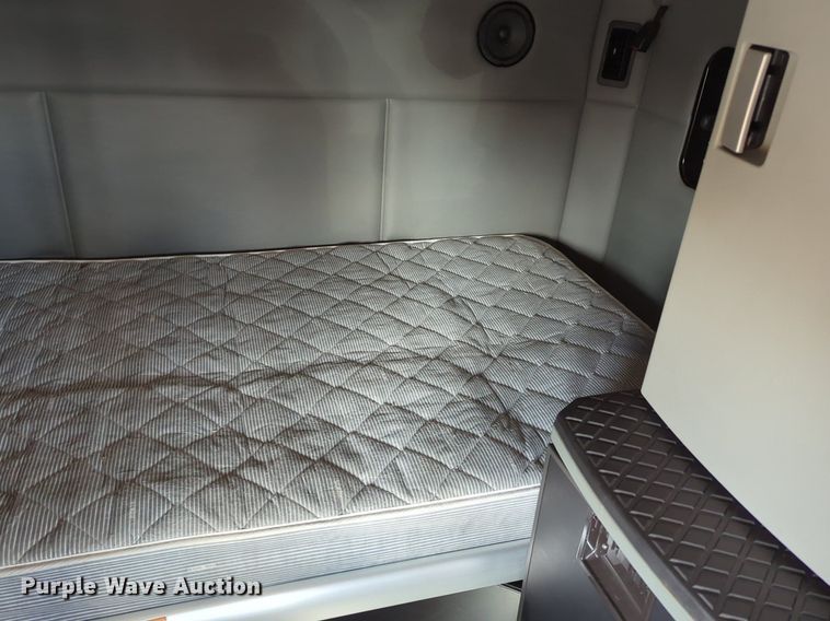 image for item NZ9275 2019 Kenworth T680 semi truck