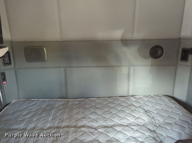 image for item NZ9275 2019 Kenworth T680 semi truck