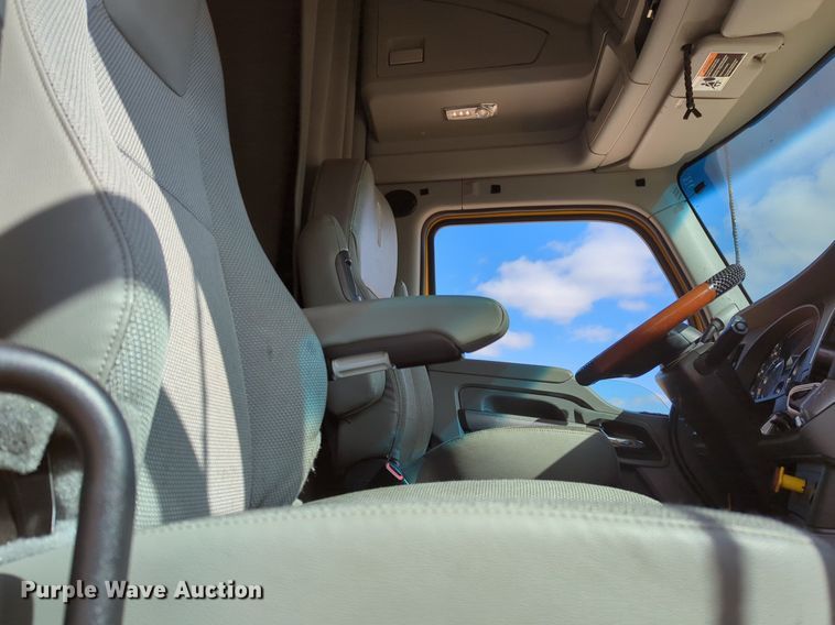 image for item NZ9275 2019 Kenworth T680 semi truck