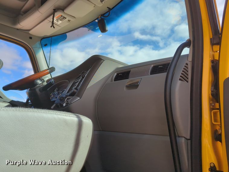 image for item NZ9275 2019 Kenworth T680 semi truck