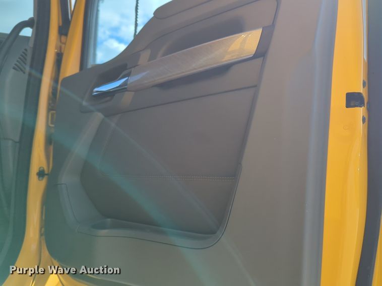 image for item NZ9275 2019 Kenworth T680 semi truck