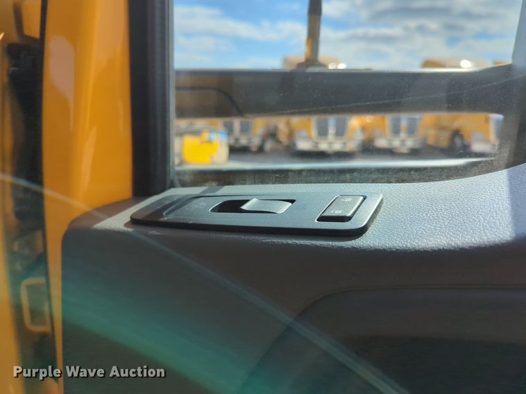 image for item NZ9275 2019 Kenworth T680 semi truck