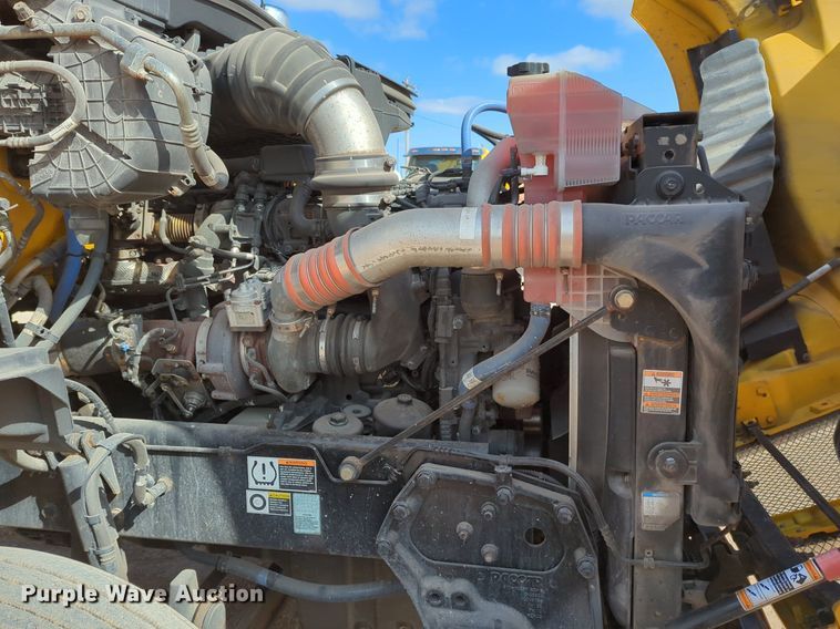 image for item NZ9275 2019 Kenworth T680 semi truck