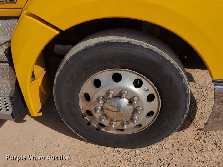 image for item NZ9275 2019 Kenworth T680 semi truck