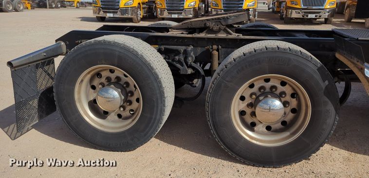 image for item NZ9275 2019 Kenworth T680 semi truck