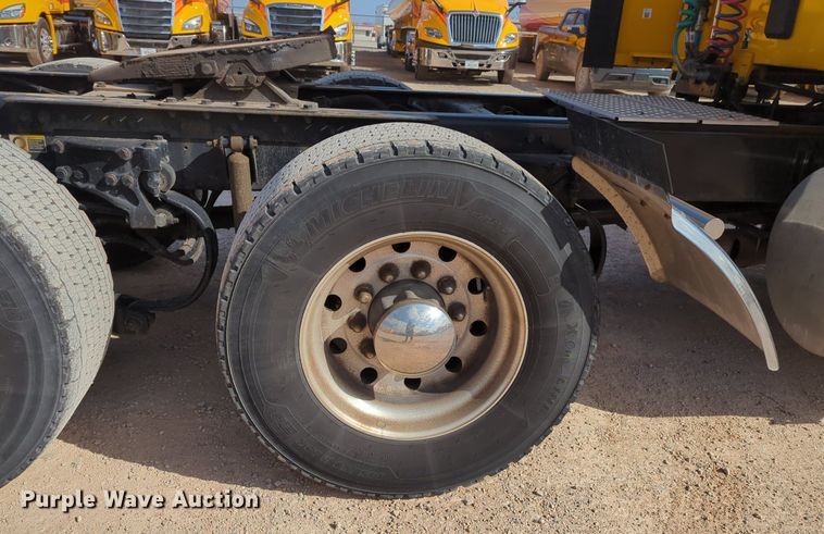 image for item NZ9275 2019 Kenworth T680 semi truck