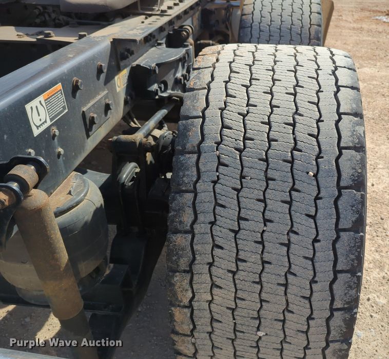 image for item NZ9275 2019 Kenworth T680 semi truck