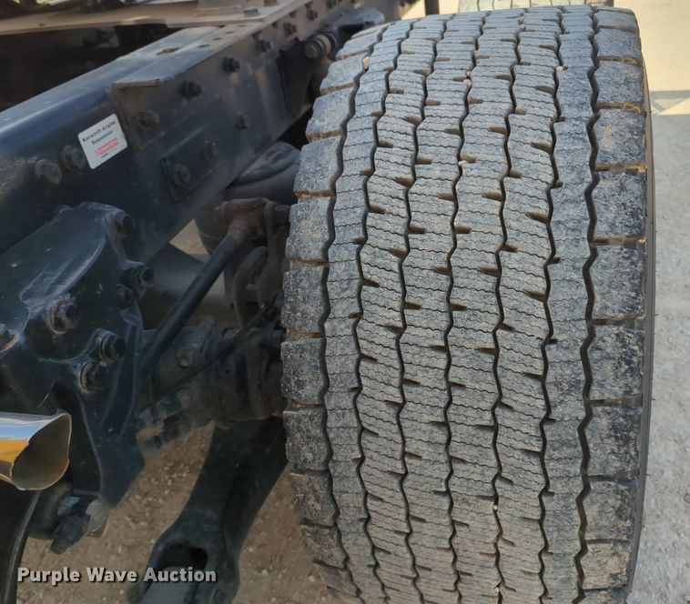 image for item NZ9275 2019 Kenworth T680 semi truck