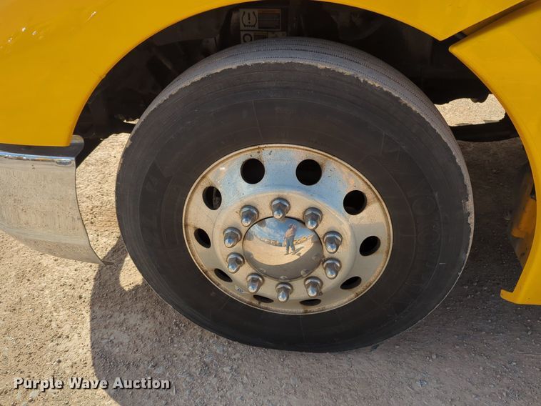 image for item NZ9275 2019 Kenworth T680 semi truck