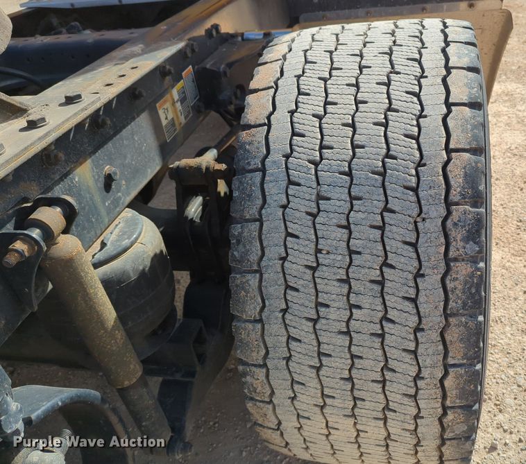 image for item NZ9275 2019 Kenworth T680 semi truck