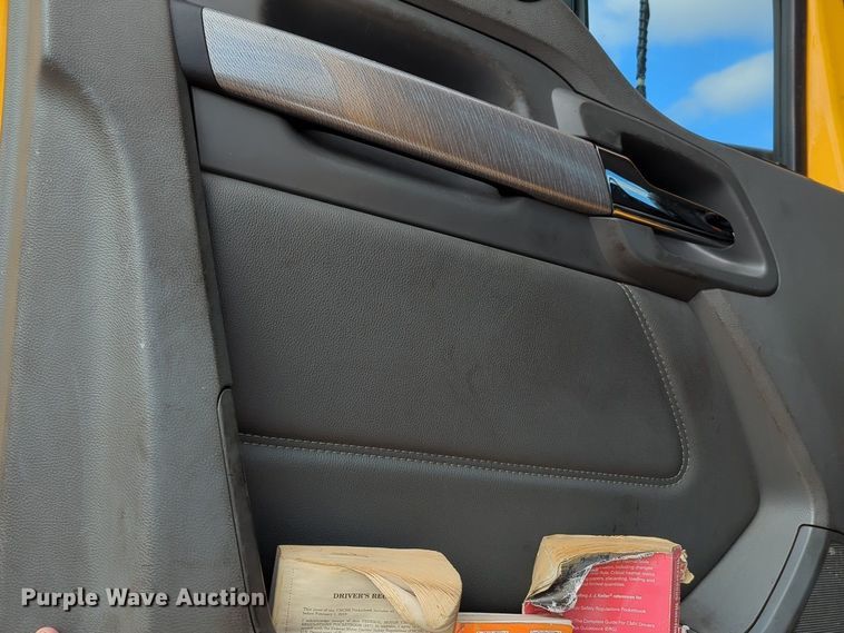 image for item NZ9276 2019 Kenworth T680 semi truck