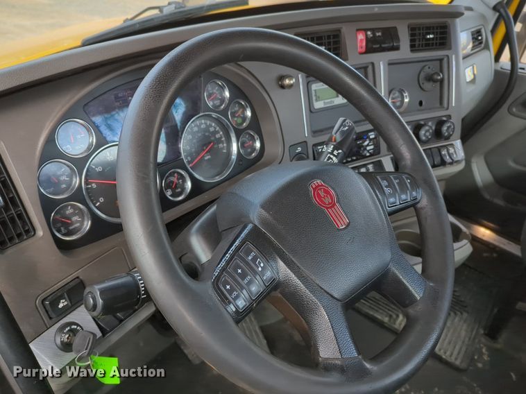 image for item NZ9276 2019 Kenworth T680 semi truck