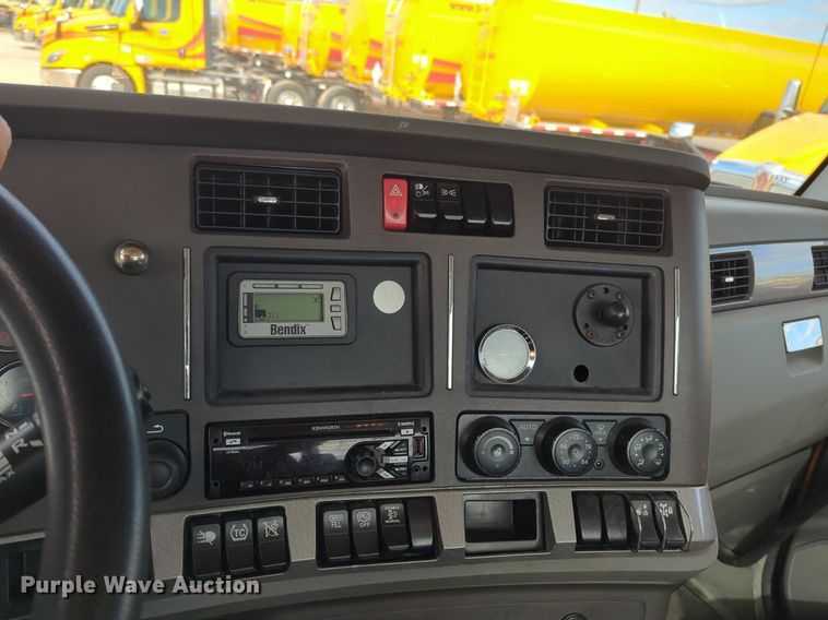 image for item NZ9276 2019 Kenworth T680 semi truck