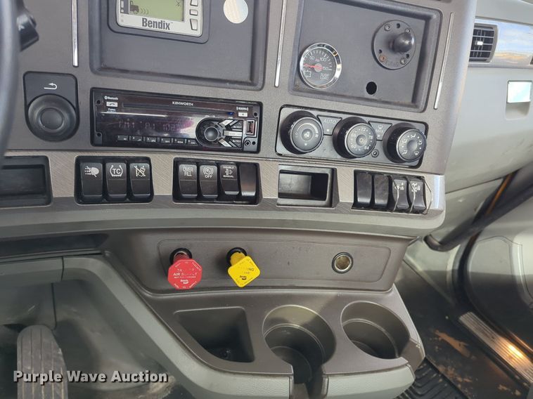 image for item NZ9276 2019 Kenworth T680 semi truck