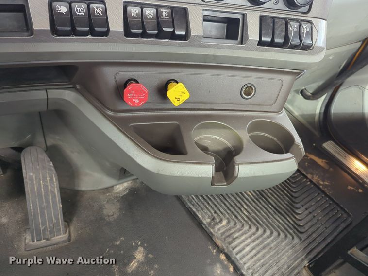 image for item NZ9276 2019 Kenworth T680 semi truck