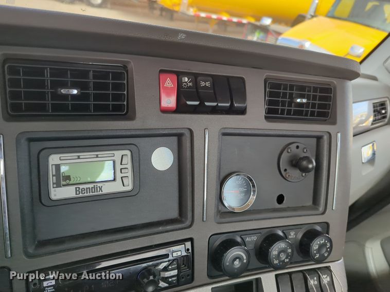 image for item NZ9276 2019 Kenworth T680 semi truck