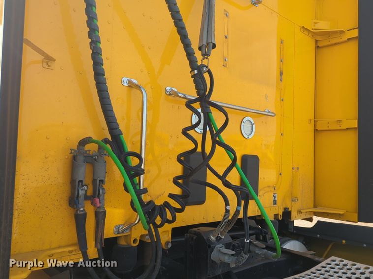 image for item NZ9277 2020 Kenworth T680 semi truck