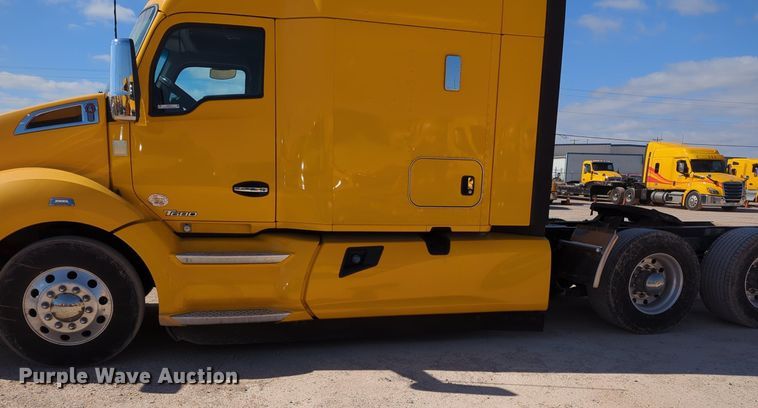 image for item NZ9279 2020 Kenworth T680 semi truck