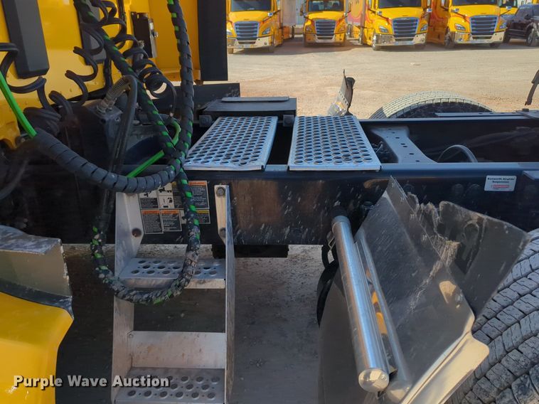 image for item NZ9279 2020 Kenworth T680 semi truck