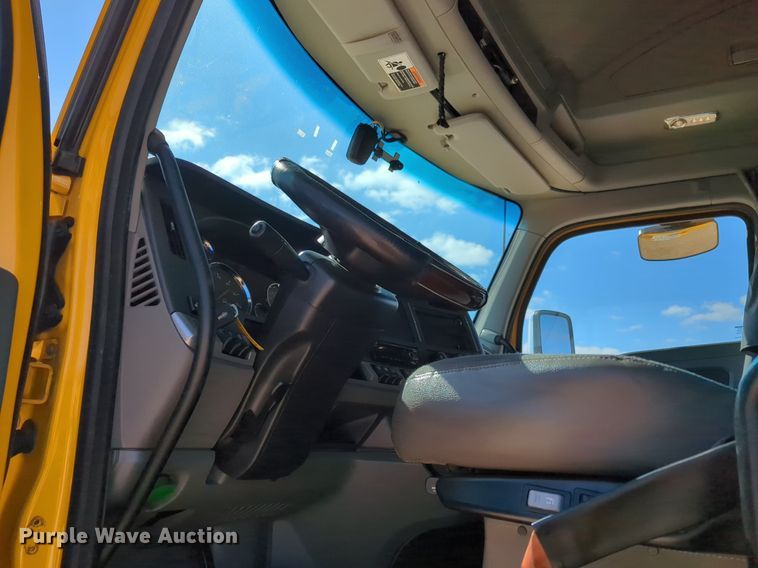 image for item NZ9279 2020 Kenworth T680 semi truck