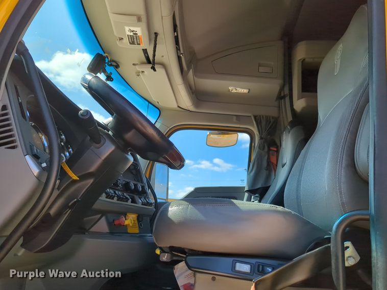 image for item NZ9279 2020 Kenworth T680 semi truck