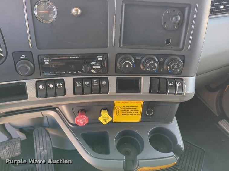 image for item NZ9279 2020 Kenworth T680 semi truck