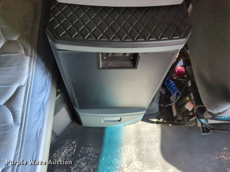 image for item NZ9279 2020 Kenworth T680 semi truck