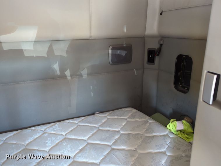 image for item NZ9279 2020 Kenworth T680 semi truck