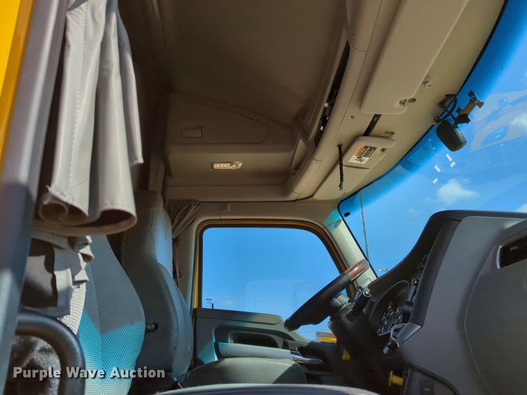 image for item NZ9279 2020 Kenworth T680 semi truck