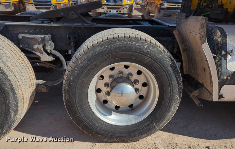 image for item NZ9279 2020 Kenworth T680 semi truck